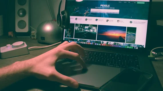 Website Vs Marketplace: Mana yang Terbaik untuk Bisnis Anda?